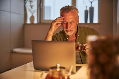 Sunbae dizüstü bilgisayarla uğraşmaktan başı ağrıyor.