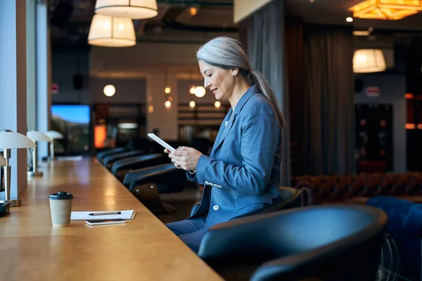 Charmig kvinna som använder surfplatta på caféet — Stockfoto