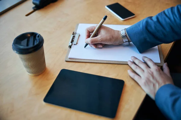 Scrittura femminile a mano su foglio di carta — Foto Stock