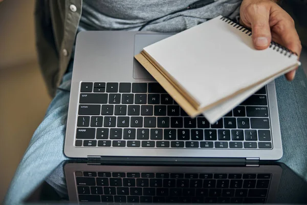 Uomo lavoratore con un blocco note e un computer portatile — Foto Stock