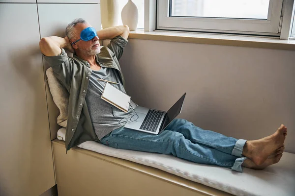 나이든 사람이 노트북으로 일하는 것을 잠시 쉬어 가는 모습 — 스톡 사진