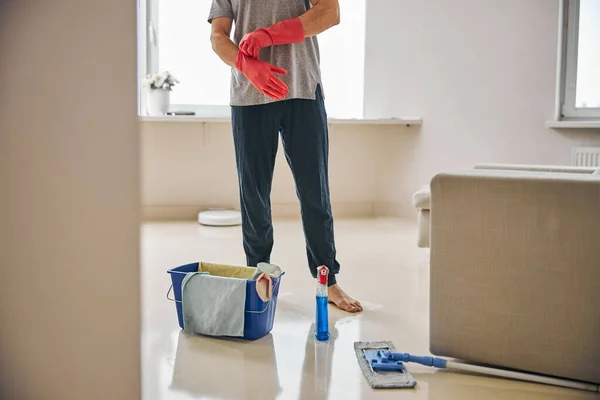 Hombre responsable preparándose para limpiar su apartamento — Foto de Stock