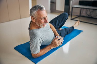 Neşeli yaşlı vatandaş antrenmana ara veriyor.