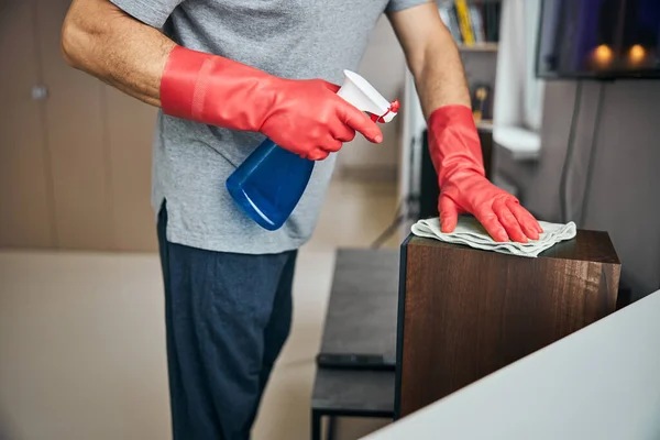 Man verzorgen van het huishouden door het schoonmaken van zijn flat — Stockfoto