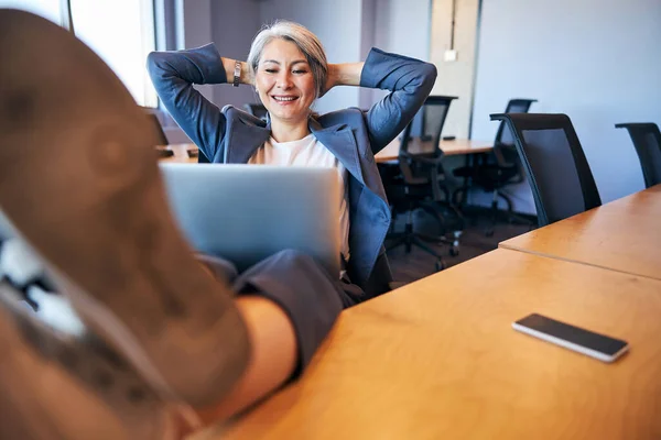 Glada affärskvinna med modern bärbar dator på kontoret — Stockfoto