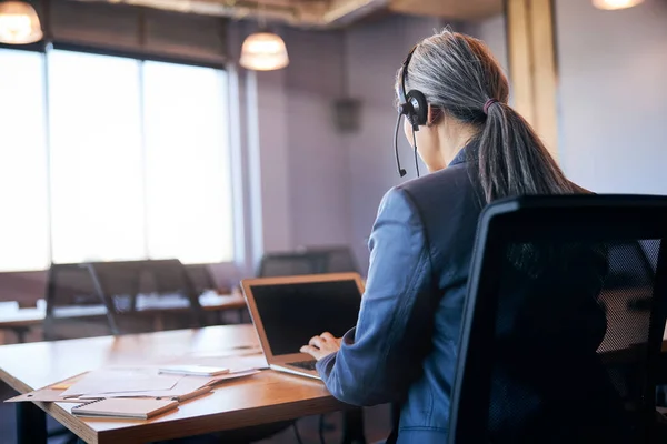 Femme d'affaires travaillant sur ordinateur portable moderne dans le bureau — Photo