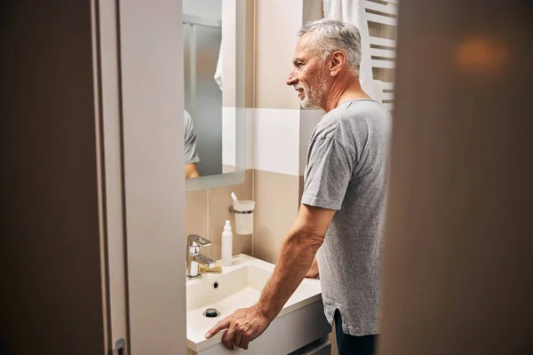 Senior citizen preparing to do his morning bathroom routine — Stock Photo, Image