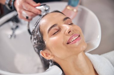 Güzellik prosedürü uygulayan müşterinin tatmin olmuş yüzü