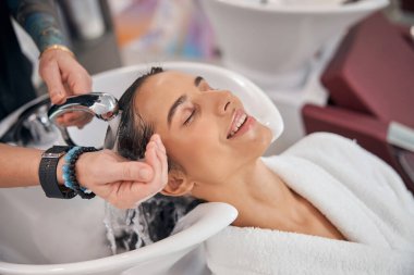 Ön plandaki müşteri stilistin güvenilir ellerine güveniyor