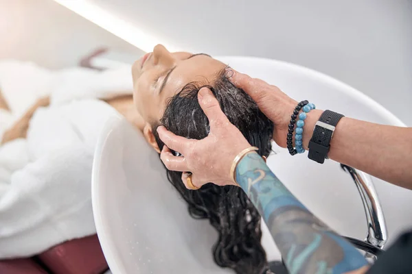 Перукар масажує голову клієнта — стокове фото