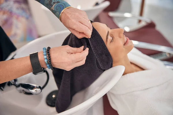 Haar bedekt in de handdoek voor het drogen — Stockfoto