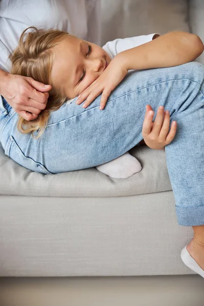 Encantadora señorita durmiendo en las piernas femeninas en casa — Foto de Stock