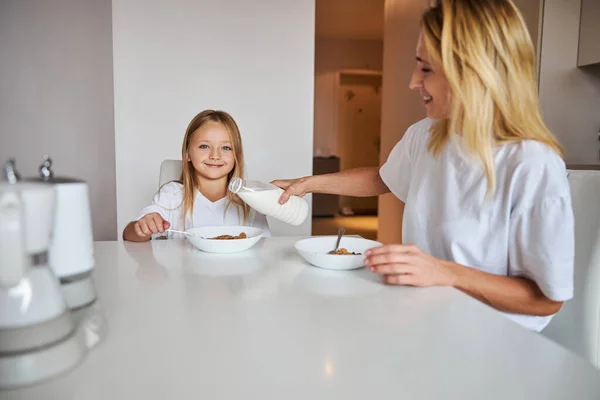 Bambina con mamma che mangia a tavola la mattina — Foto Stock