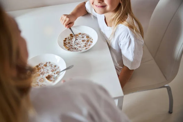 Immagine di gustosa colazione di felice bella famiglia nella cucina di casa — Foto Stock