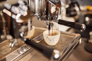 Temiz, modern espresso makinesi ve taze kahve.