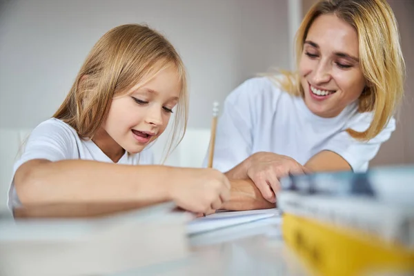 Charmant missen met haar moeder genieten van goede tijd in het weekend terwijl het doorbrengen van tijd samen — Stockfoto