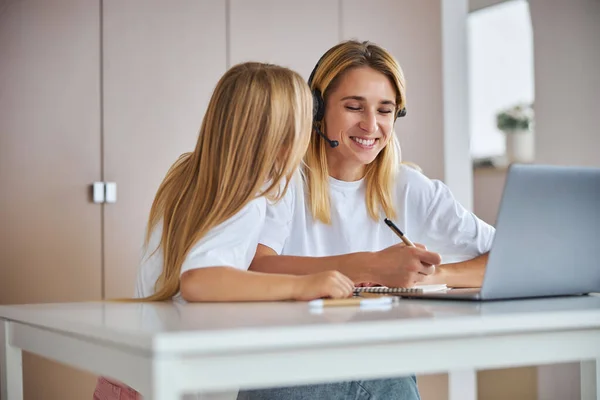 Feliz mujer sonriente en mientras la ropa habla en línea con la familia —  Fotos de Stock