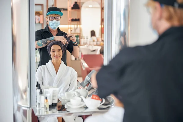 Віддзеркалення в салоні дзеркало клієнта і перукаря — стокове фото