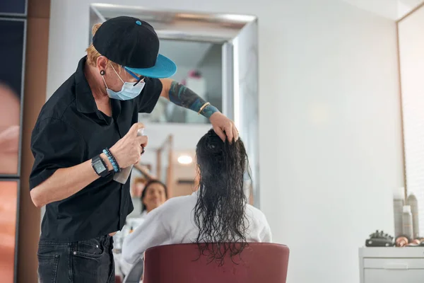 Спеціаліст з ліфтингу волосся готує його до наступного кроку — стокове фото
