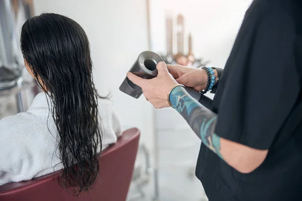 Stylista upevnění a příprava vysoušeče vlasů do práce — Stock fotografie