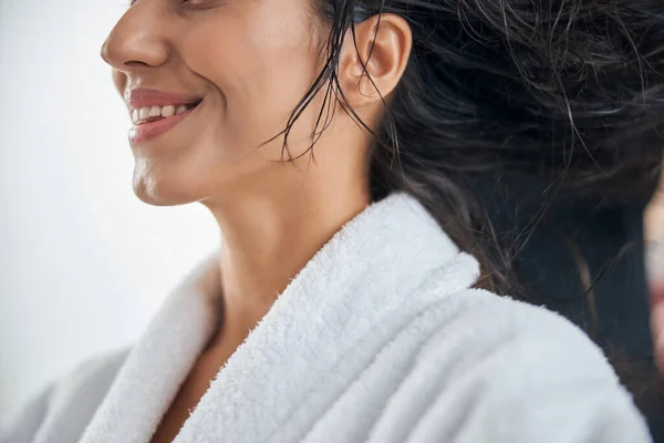 Oříznutý pohled na ženu s mokrými vlasy a širokým úsměvem — Stock fotografie