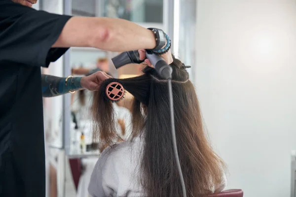 Haut de la tête collecté séparément des autres cheveux — Photo