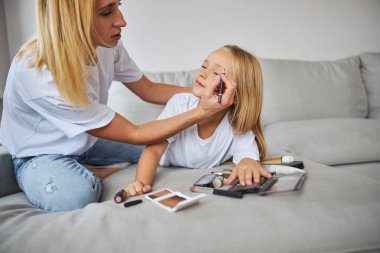 Genç, güzel anne küçük tatlı kızıyla eğleniyor.