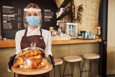 Güzel bayanın ellerinde taze hamur işi ahşap tabak.