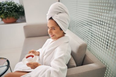 Yeşil bitkiler iç kısımlara rahatlık katıyor.