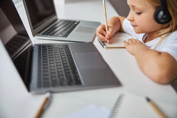 Pensar que la señorita está dibujando en cuaderno de bocetos en el escritorio blanco — Foto de Stock