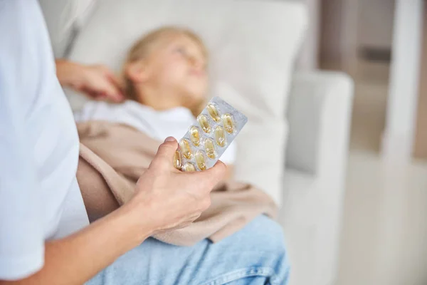 Slimme moeder zorgt voor haar vrouwelijke kind in huis appartement — Stockfoto