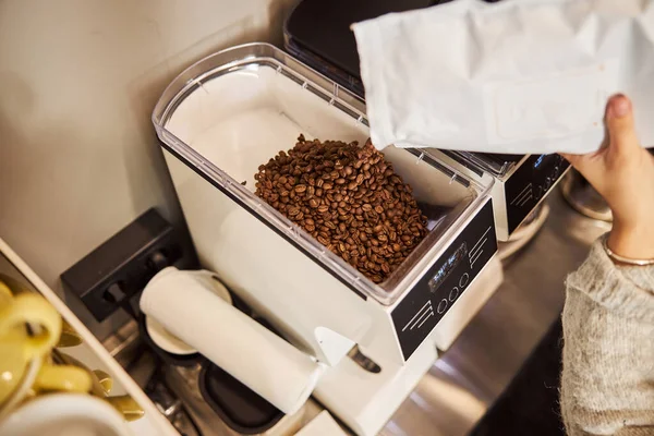 Depósito de grano de relleno Barista de la moderna cafetera espresso —  Fotos de Stock