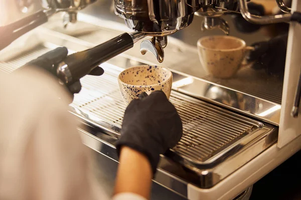 Barista haciendo espresso para el visitante en la moderna máquina de café —  Fotos de Stock