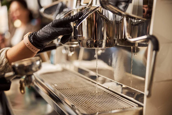 Jefe de grupo de la moderna máquina de café y agua corriendo —  Fotos de Stock