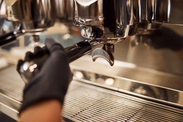 Colocación de portafilter en el grupo cervecero mientras se hace café —  Fotos de Stock