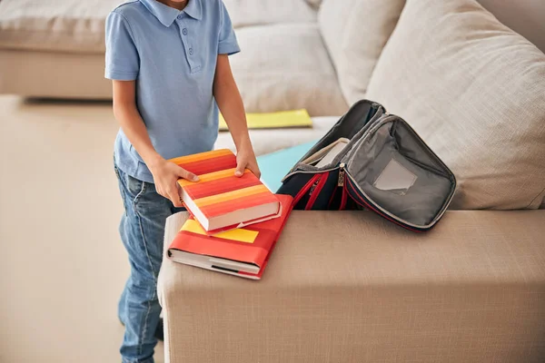 Невідомий хлопчик бере книжки зі шкільної сумки — стокове фото