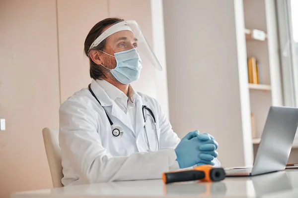 Professionele arts in masker en handschoenen te wachten voor bezoekers — Stockfoto