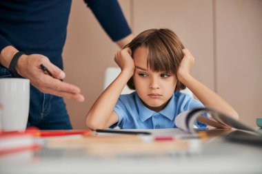 Kötü not almak ve duymak babamı yine hayal kırıklığına uğrattı.