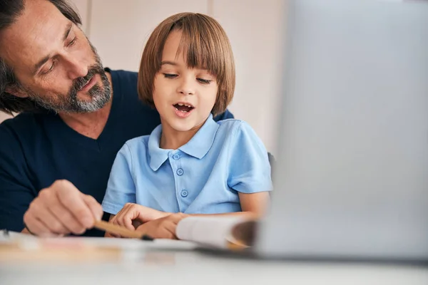 Kind macht erste Schritte im Erziehungsprozess — Stockfoto