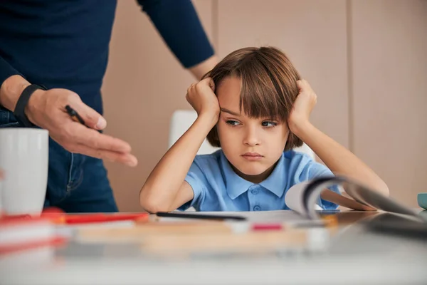 Weer slechte cijfers en teleurgestelde vader horen — Stockfoto