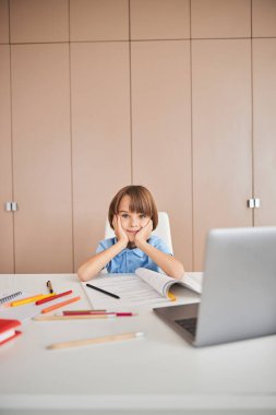 Çocuk uzak öğrenmenin ilk gününden etkilenmiş hissediyor