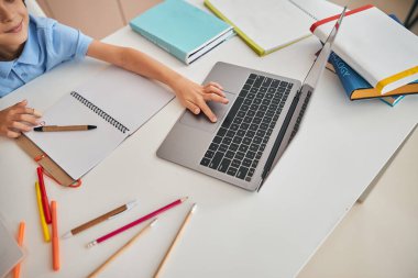 Evde modern cihazlarla çevrimiçi çalışmak kolay