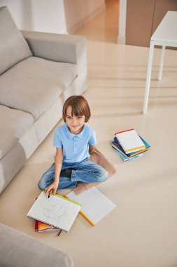 Neşeli bir çocuk yeteneklerini yazılı olarak gösteriyor.