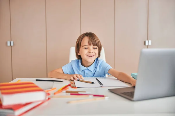 Divertido niño feliz de conocer a sus compañeros de clase en el chat de vídeo —  Fotos de Stock