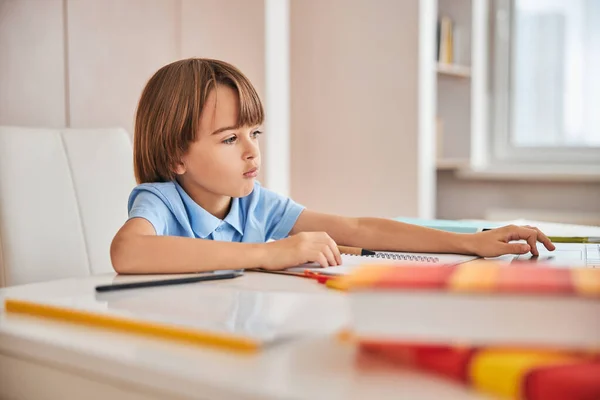 Te veel huiswerk maakt kinderen moe in quarantaine — Stockfoto