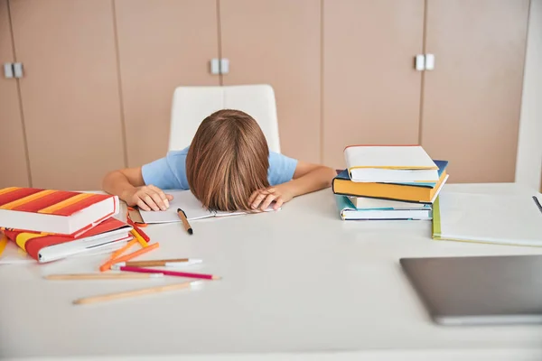 Sleepy pupil moe van het doen van veel huiswerk — Stockfoto