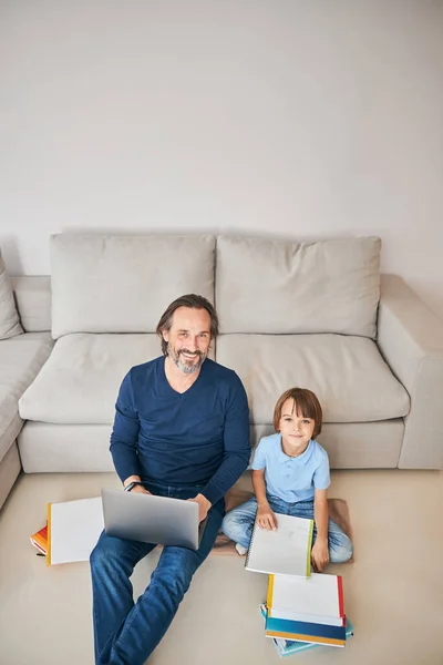 Es ist toll, zu Hause mit fürsorglichen Eltern zu lernen — Stockfoto