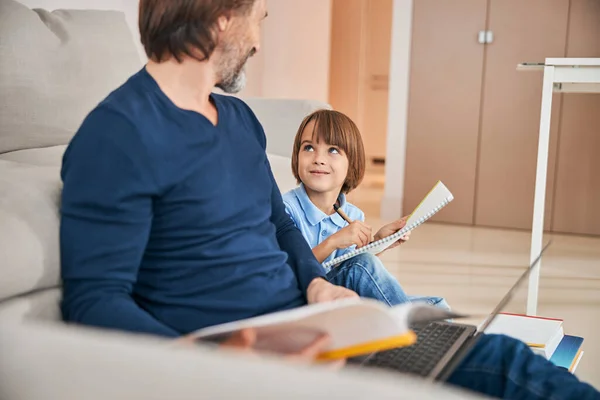 Papa, ich brauche deine Hilfe bei dieser schwierigen Aufgabe — Stockfoto