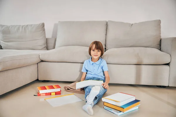 Mooie jongen die thuis studeert met comfort — Stockfoto