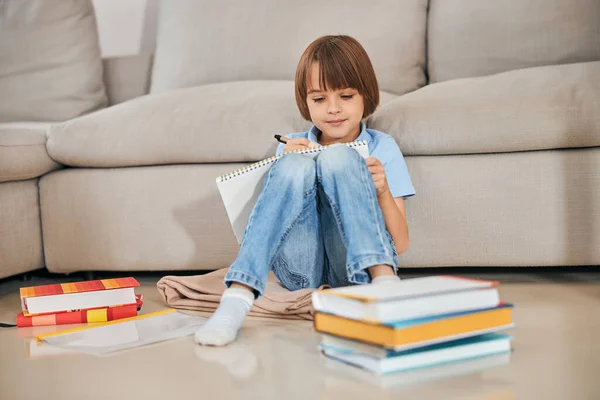 Jonge leerling die thuis in isolement studeert — Stockfoto